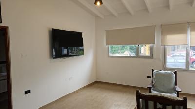 Casa en alquiler en Valeria del Mar. Con árboles vista perfecta ambientes, 2 baños y capacidad 8 personas. 