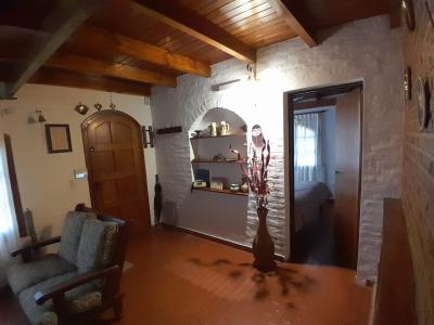 Casa en alquiler en Valeria del Mar. 4 ambientes, 2 baños y capacidad de 1 a 8 personas. 