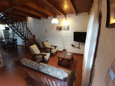 Casa en alquiler en Valeria del Mar. 4 ambientes, 2 baños y capacidad de 1 a 8 personas. 
