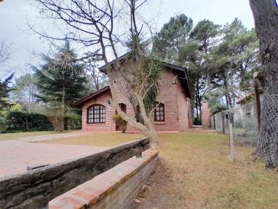 Casa en alquiler en Valeria del Mar. 4 ambientes, 2 baños y capacidad de 1 a 8 personas. 