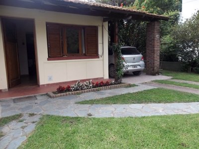 Casa en alquiler en Valeria del Mar. 5 ambientes, 1 baño y capacidad de 5 a 6 personas. A 100 m de la playa