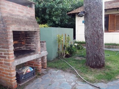 Casa en alquiler en Valeria del Mar. 5 ambientes, 1 baño y capacidad de 5 a 6 personas. A 100 m de la playa