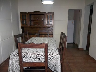 Casa en alquiler en Valeria del Mar. 5 ambientes, 1 baño y capacidad de 5 a 6 personas. A 100 m de la playa