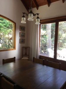 Chalet en alquiler en Valeria del Mar. 4 ambientes, 2 baños y capacidad de 5 a 8 personas. 