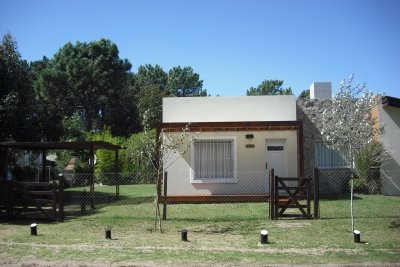 Casa en alquiler en Valeria del Mar. 2 ambientes, 1 baño y capacidad de 2 a 4 personas. 