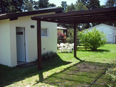 Casa en alquiler en Valeria del Mar. 3 ambientes, 1 baño y capacidad de 2 a 4 personas. 