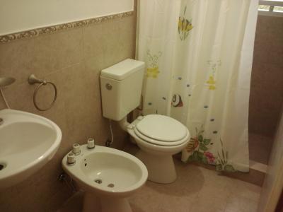 Departamento en alquiler en Valeria del Mar. 2 ambientes, 1 baño y capacidad de 1 a 3 personas. A 350 m de la playa