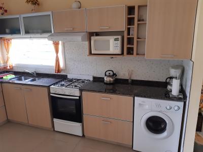 Casa en alquiler en Valeria del Mar. 4 ambientes, 2 baños y capacidad de 2 a 6 personas. 
