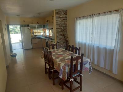 Casa en alquiler en Valeria del Mar. 4 ambientes, 2 baños y capacidad de 2 a 6 personas. 