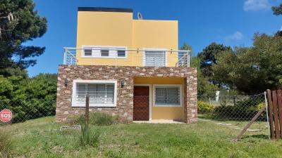 Casa en alquiler en Valeria del Mar. 4 ambientes, 2 baños y capacidad de 2 a 6 personas. 