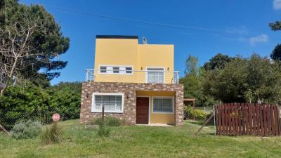 Casa en alquiler en Valeria del Mar. 4 ambientes, 2 baños y capacidad de 2 a 6 personas. 