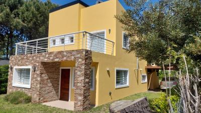 Casa en alquiler en Valeria del Mar. 4 ambientes, 2 baños y capacidad de 2 a 6 personas. 