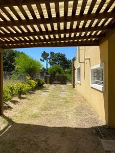 Casa en alquiler en Valeria del Mar. 4 ambientes, 2 baños y capacidad de 2 a 6 personas. 