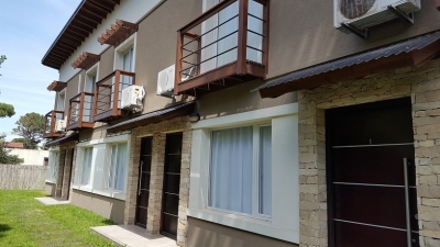 Duplex en alquiler en Valeria del Mar. 3 ambientes, 1 baño y capacidad de 2 a 4 personas. A 50 m de la playa
