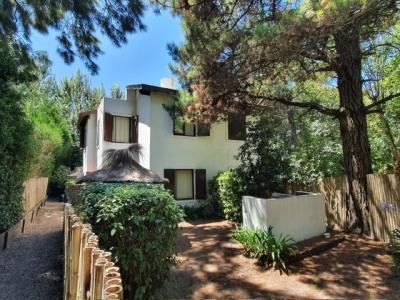 Duplex en alquiler en Valeria del Mar. 3 ambientes, 1 baño y capacidad de 2 a 5 personas. A 150 m de la playa