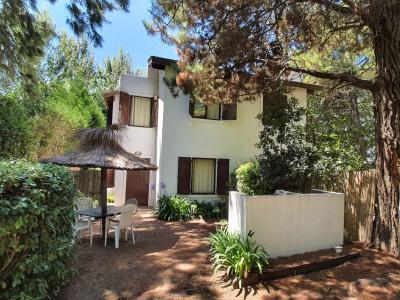 Duplex en alquiler en Valeria del Mar. 3 ambientes, 1 baño y capacidad de 2 a 5 personas. A 150 m de la playa