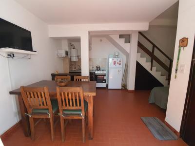 Duplex en alquiler en Valeria del Mar. 3 ambientes, 1 baño y capacidad de 2 a 5 personas. A 150 m de la playa