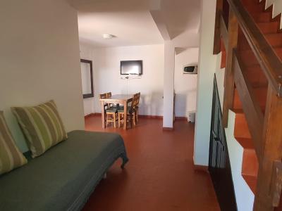 Duplex en alquiler en Valeria del Mar. 3 ambientes, 1 baño y capacidad de 2 a 5 personas. A 150 m de la playa