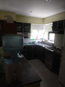 Casa en alquiler en Valeria del Mar. 5 ambientes, 2 baños y capacidad de 1 a 8 personas. 