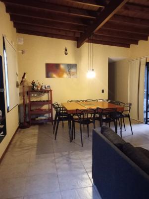 Casa en alquiler en Valeria del Mar. 5 ambientes, 2 baños y capacidad de 1 a 8 personas. 