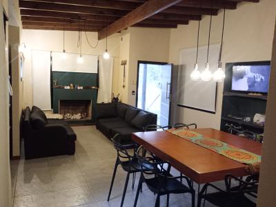 Casa en alquiler en Valeria del Mar. 5 ambientes, 2 baños y capacidad de 1 a 8 personas. 