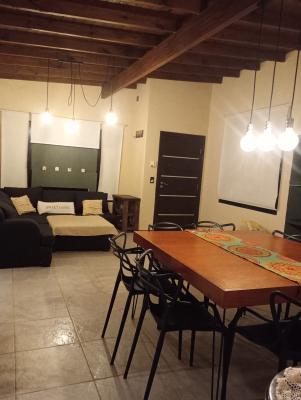 Casa en alquiler en Valeria del Mar. 5 ambientes, 2 baños y capacidad de 1 a 8 personas. 