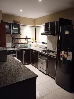 Casa en alquiler en Valeria del Mar. 5 ambientes, 2 baños y capacidad de 1 a 8 personas. 