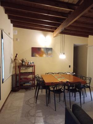 Casa en alquiler en Valeria del Mar. 5 ambientes, 2 baños y capacidad de 1 a 8 personas. 