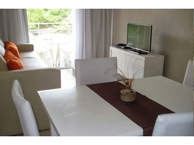Dptos con servicios en alquiler en Valeria del Mar. 2 y 3 ambientes, 1 baño y capacidad de 2 a 6 personas. A menos de 50 m de la playa