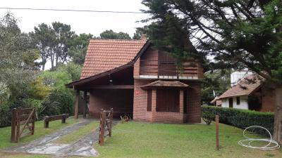 Casa en alquiler en Valeria del Mar. 5 ambientes, 2 baños y capacidad de 4 a 8 personas. 