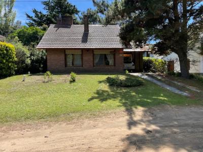 Chalet en alquiler en Valeria del Mar. 4 ambientes, 2 baños y capacidad de 1 a 8 personas. Tour virtual 360. A 50 m de la playa