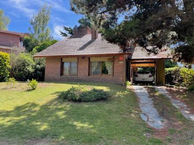 Chalet en alquiler en Valeria del Mar. 4 ambientes, 2 baños y capacidad de 1 a 8 personas. Tour virtual 360. A 50 m de la playa