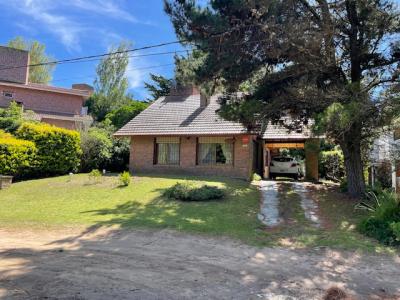 Chalet en alquiler en Valeria del Mar. 4 ambientes, 2 baños y capacidad de 1 a 8 personas. Tour virtual 360. A 50 m de la playa