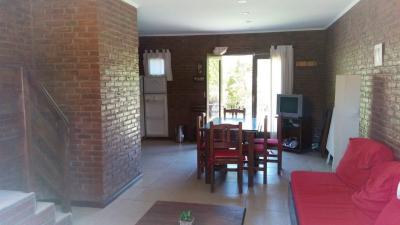 Duplex en alquiler en Valeria del Mar. 3 ambientes, 2 baños y capacidad 4 personas. A 150 m de la playa