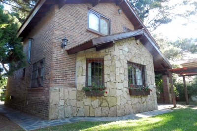 Chalet en alquiler en Valeria del Mar. 3 ambientes, 1 baño completo en PB, 1 baño sin ducha en PA y 1 baño en el exterior para el regreso de la play baño y capacidad de 2 a 6 personas. 