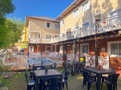 Departamentos en alquiler en Valeria del Mar. 2 a 3 ambientes, 1 a 2 baño y capacidad de 2 a 5 personas. A 100 m de la playa