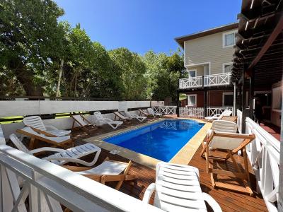 Departamentos en alquiler en Valeria del Mar. 2 a 3 ambientes, 1 a 2 baño y capacidad de 2 a 5 personas. A 100 m de la playa