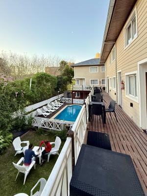 Departamentos en alquiler en Valeria del Mar. 2 a 3 ambientes, 1 a 2 baño y capacidad de 2 a 5 personas. A 100 m de la playa