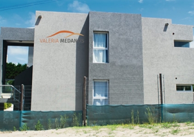 Departamento en alquiler en Valeria del Mar. 3 ambientes, 2 completos  baños y capacidad de 2 a 4 personas. A menos de 50 m de la playa