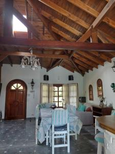 Chalet en alquiler en Valeria del Mar. 3 ambientes, 2 baños y capacidad de 4 a 6 personas. A 250 m de la playa