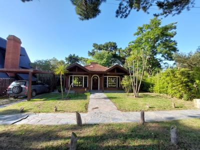 Chalet en alquiler en Valeria del Mar. 3 ambientes, 2 baños y capacidad de 4 a 6 personas. A 250 m de la playa