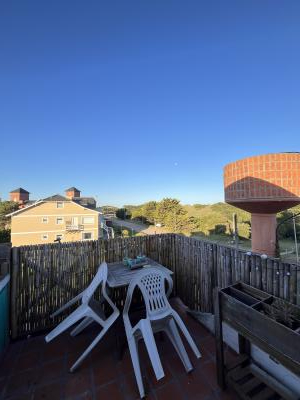 Departamento en alquiler en Valeria del Mar. 2 ambientes, 1 baño y capacidad de 1 a 2 personas. A 50 m de la playa