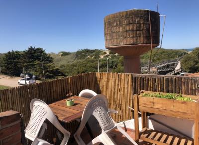 Departamento en alquiler en Valeria del Mar. 2 ambientes, 1 baño y capacidad de 1 a 2 personas. A 50 m de la playa