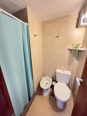 Departamento en alquiler en Valeria del Mar. 2 ambientes, 1 baño y capacidad de 1 a 2 personas. A 50 m de la playa