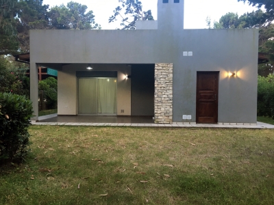Chalet en alquiler en Valeria del Mar. 4 ambientes, 2 baños y capacidad de 4 a 6 personas. A 300 m de la playa