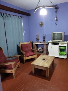 Casa en alquiler en Valeria del Mar. 2 ambientes, 1 baño y capacidad de 2 a 4 personas. A 500 m de avenida