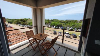 Complejo de Dptos en alquiler en Valeria del Mar. 2 ambientes, 1 a 2 baño y capacidad de 2 a 6 personas. A 50 m de la playa