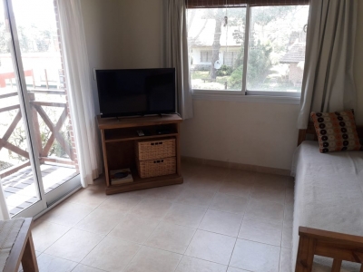 Departamento en alquiler en Valeria del Mar. 2 ambientes, 1 baño y capacidad de 3 a 4 personas. A 100 m de la playa