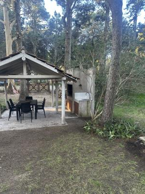 Casa en alquiler en Valeria del Mar. 4 ambientes, 2 baños y capacidad de 4 a 8 personas. 