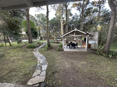 Casa en alquiler en Valeria del Mar. 4 ambientes, 2 baños y capacidad de 4 a 8 personas. 